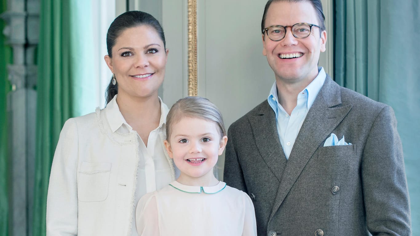 Estelle gemeinsam mit ihren Eltern Victoria und Daniel von Schweden.