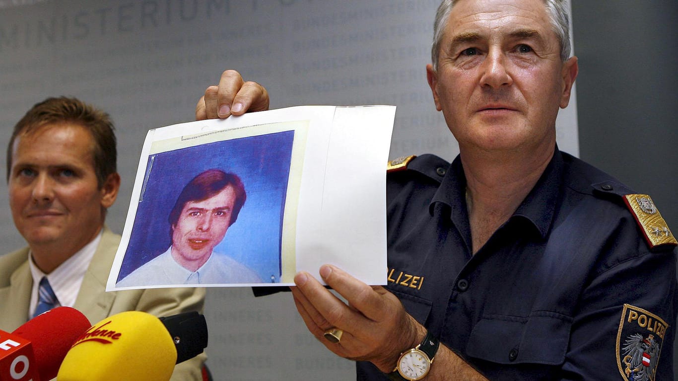 Der Polizeikommandant Nikolaus Koch (re.), zeigt während einer Pressekonferenz im Jahr 2006 ein Bild des mutmaßlichen Entführers von Natascha Kampusch, Wolfgang Priklopil.