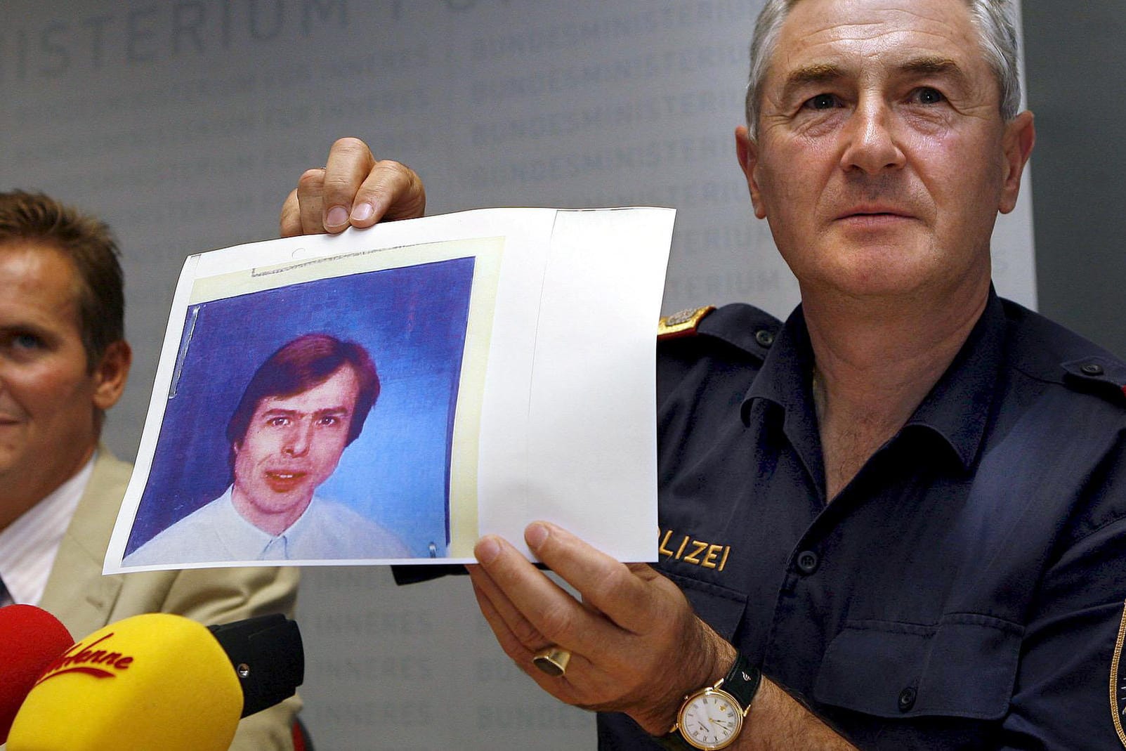 Der Polizeikommandant Nikolaus Koch (re.), zeigt während einer Pressekonferenz im Jahr 2006 ein Bild des mutmaßlichen Entführers von Natascha Kampusch, Wolfgang Priklopil.