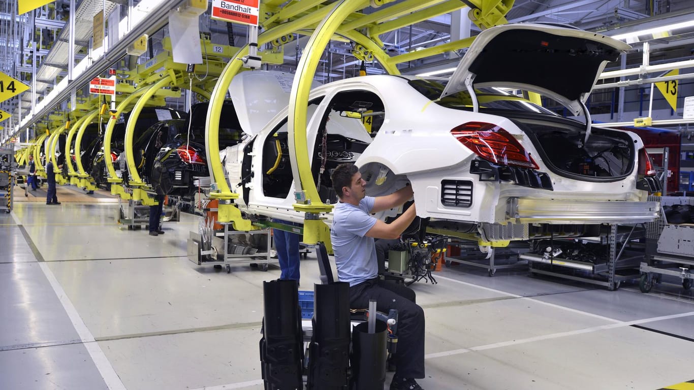 Im Mercedes-Werk in Sindelfingen wird es zukünftig weniger Arbeits-Roboter geben.