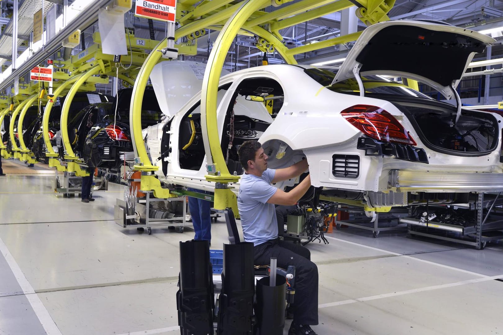 Im Mercedes-Werk in Sindelfingen wird es zukünftig weniger Arbeits-Roboter geben.