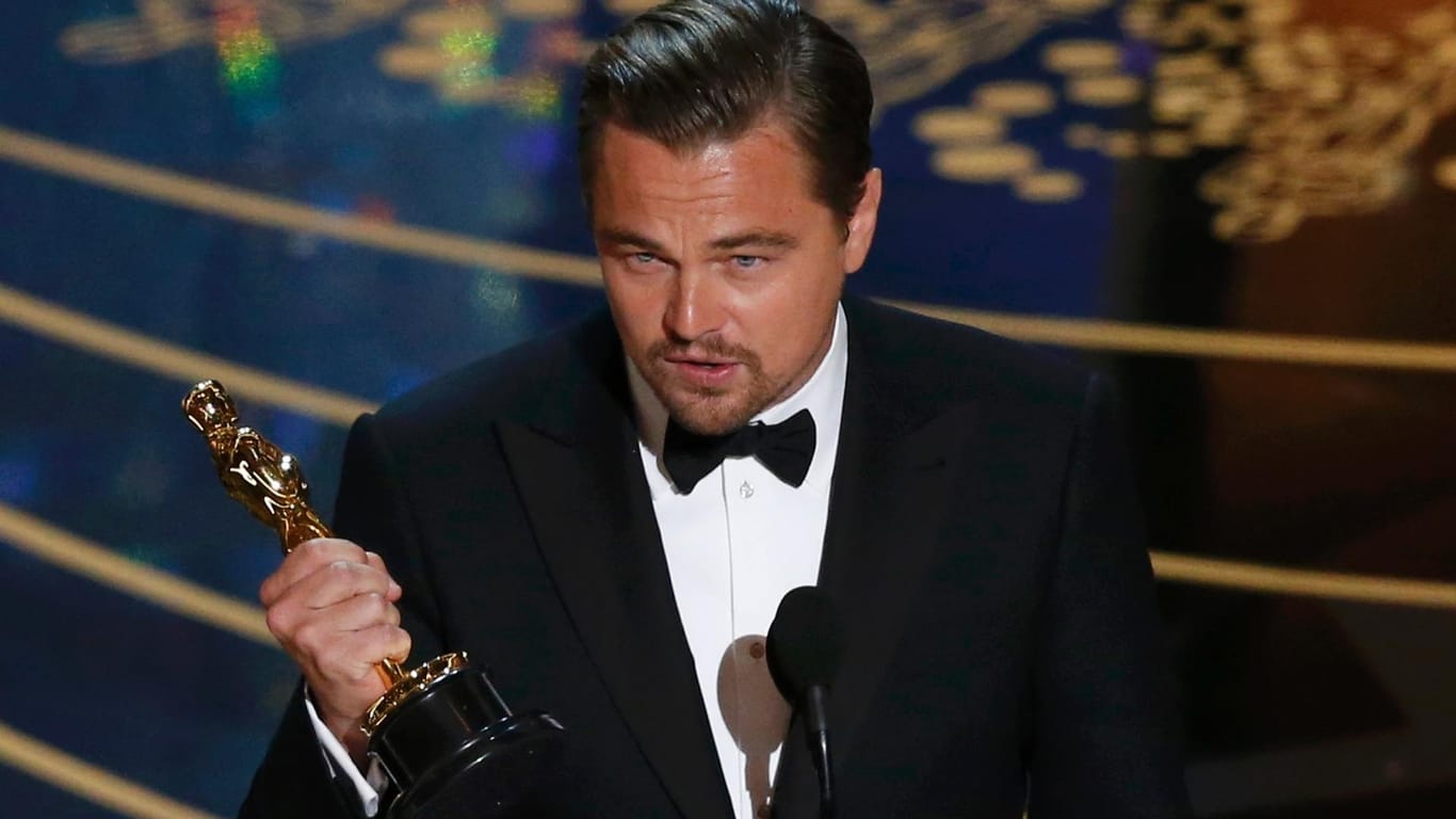 Leonardo DiCaprio hält den lang ersehnten Goldjungen in der Hand.