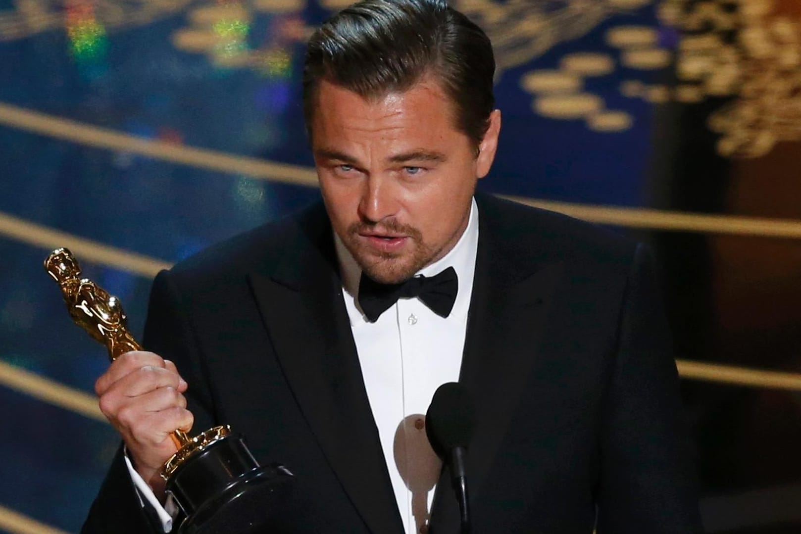 Leonardo DiCaprio hält den lang ersehnten Goldjungen in der Hand.