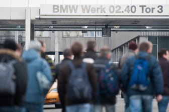 Der Arbeitsmotor in Deutschland brummt. Im vergangenen Jahr schufteten wir so viel wie selten. Im Bild ein Schichtwechsel bei BMW.