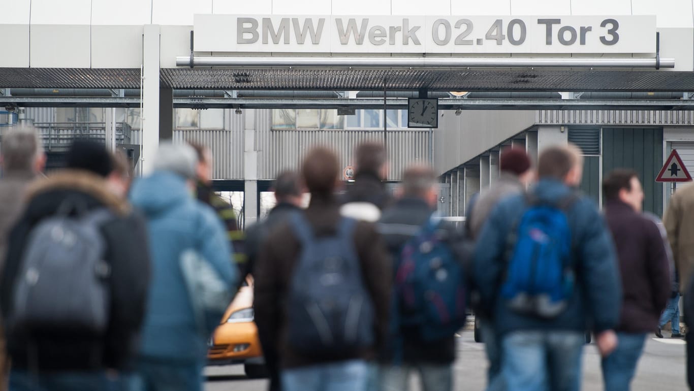Der Arbeitsmotor in Deutschland brummt. Im vergangenen Jahr schufteten wir so viel wie selten. Im Bild ein Schichtwechsel bei BMW.