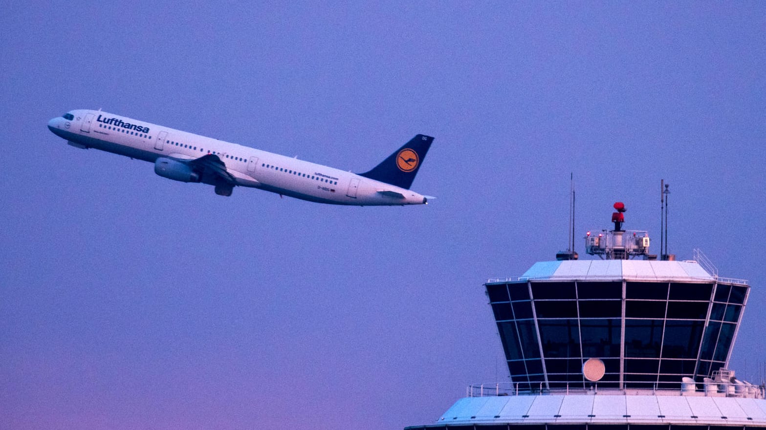 Eine Maschine der Lufthansa startet am Flughafen München. Eine Maschine der Lufthansa startet am Flughafen München.