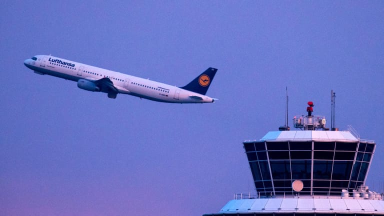 Eine Maschine der Lufthansa startet am Flughafen München.