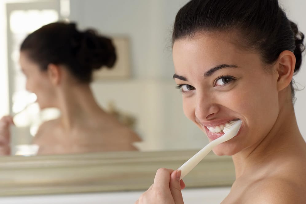 Die Zahnbürste sollte man alle zwei Monate wechseln.