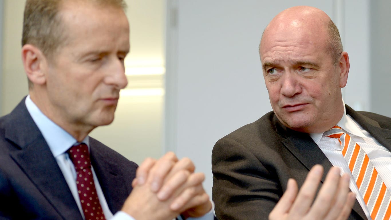 Der Vorstandsvorsitzende der Volkswagen-Kernmarke, Herbert Diess (li.) und der VW-Konzernbetriebsrats-Vorsitzende Bernd Osterloh sind derzeit nicht gut aufeinander zu sprechen.
