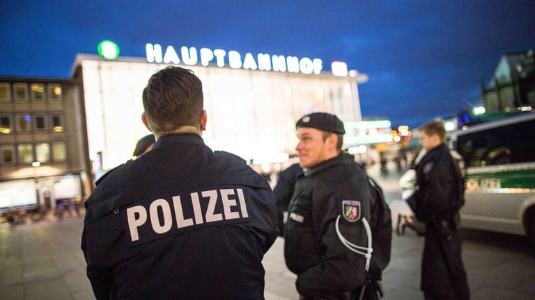 Polizisten stehen vor dem dem Kölner Hauptbahnhof (Symbolbild): Dort kam es zu einem Angriff auf einen Obdachlosen.