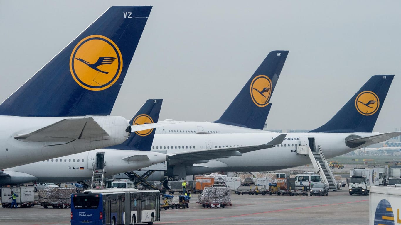 Passagiermaschinen der Lufthansa auf dem Flughafen in Frankfurt am Main.