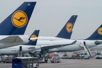 Passagiermaschinen der Lufthansa auf dem Flughafen in Frankfurt am Main.