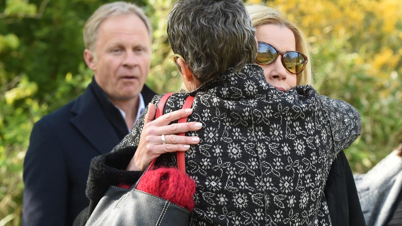 Julia Bremermann (vorn) hält sich in ihrer Trauer an Alexa Maria Surholt fest. Auch Sven Sund, Geschäftsführer Saxonia Media, nimmt an der Trauerfeier teil.