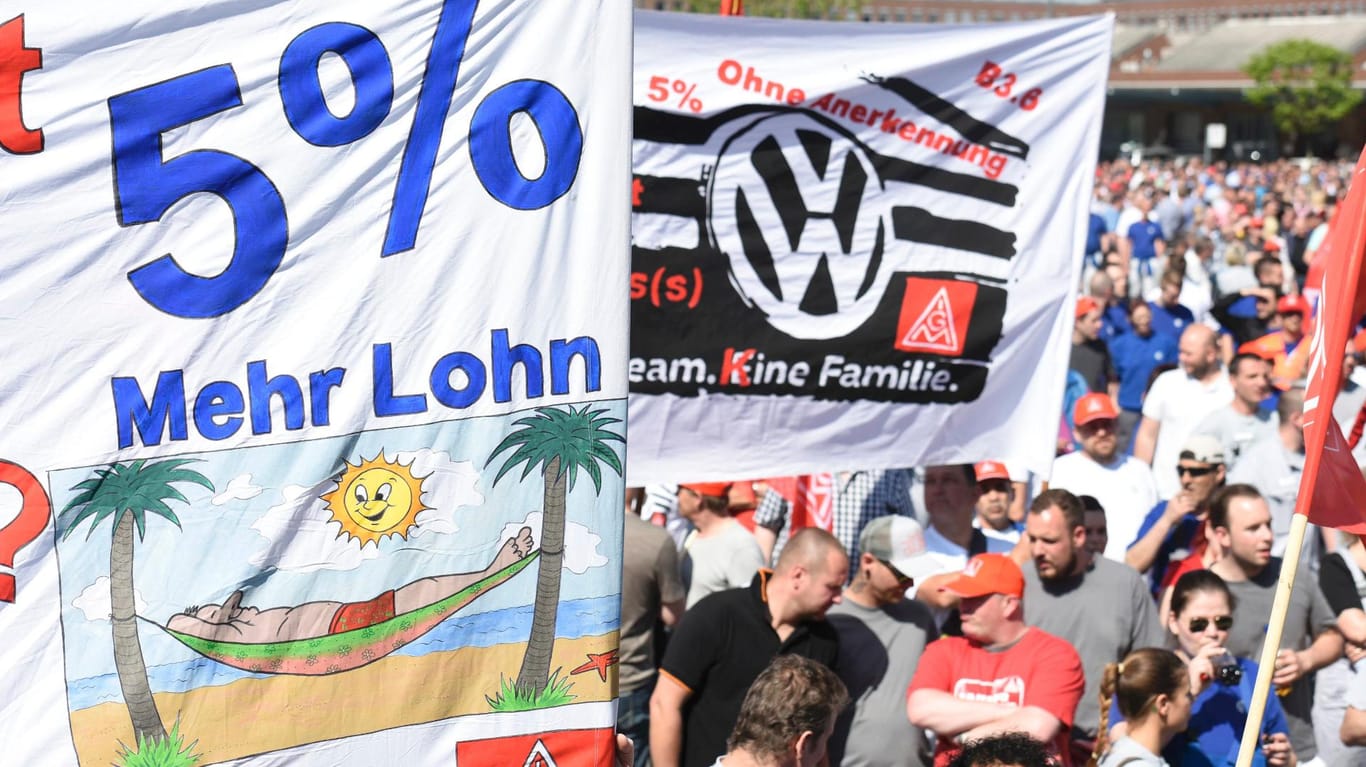 Allein in Wolfsburg versammelten sich 10.000 Mitarbeiter des angeschlagenen Autobauers Volkswagen.
