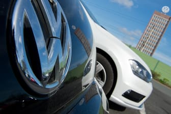 Volkswagen-Fahrzeuge auf dem Mitarbeiterparkplatz in Wolfsburg: Der Konzern soll Zehntausende Stellen streichen - wenn es nach einem Minderheitsaktionär geht.