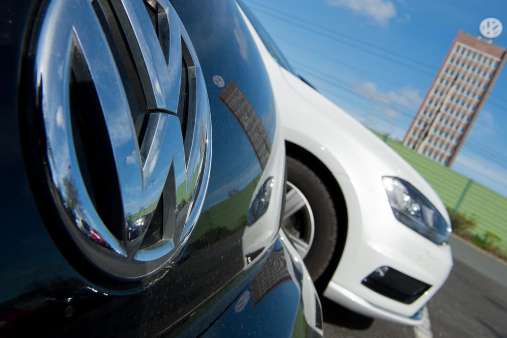 Volkswagen-Fahrzeuge auf dem Mitarbeiterparkplatz in Wolfsburg: Der Konzern soll Zehntausende Stellen streichen - wenn es nach einem Minderheitsaktionär geht.