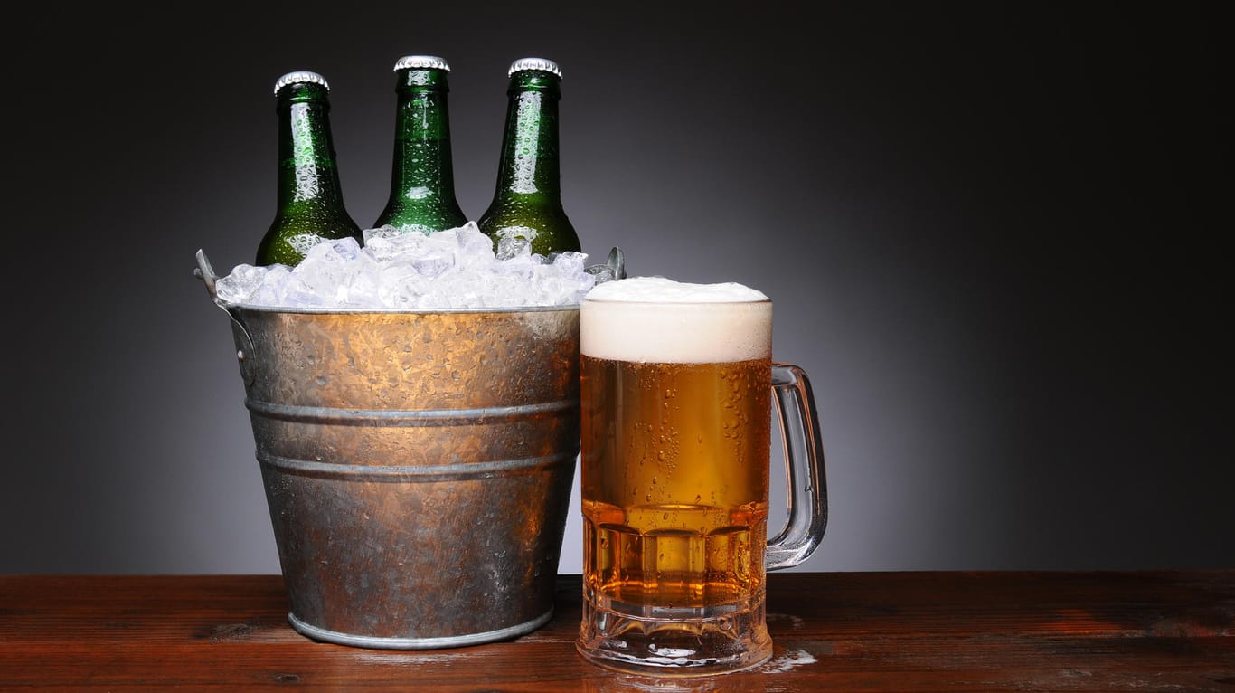 Blitzeis gegen warmes Bier? Wir verraten, welche Methoden das Gerstengetränk im Sommer am schnellsten kühlen.