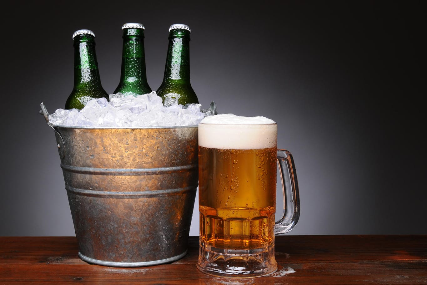 Blitzeis gegen warmes Bier? Wir verraten, welche Methoden das Gerstengetränk im Sommer am schnellsten kühlen.