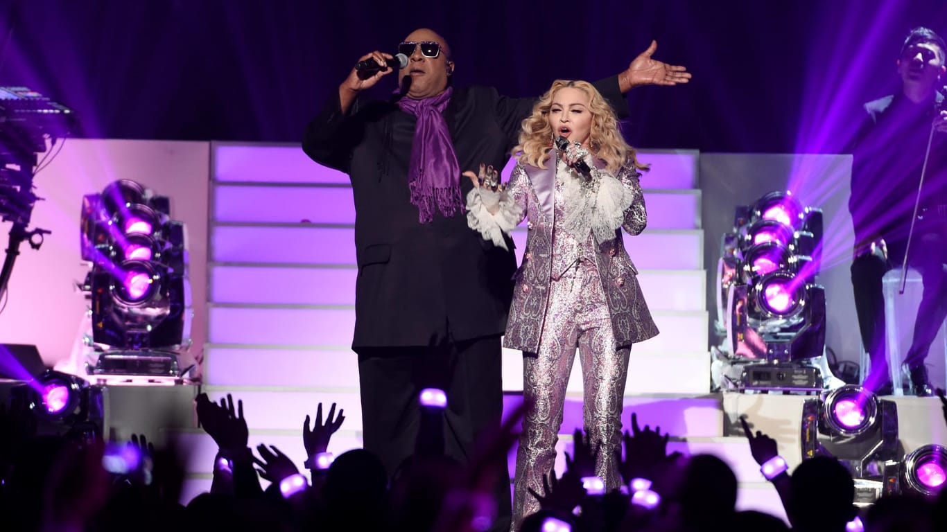 Madonna und Stevie Wonder zollen Prince - in der "Purple Rain"-Farbe violett - Tribut.