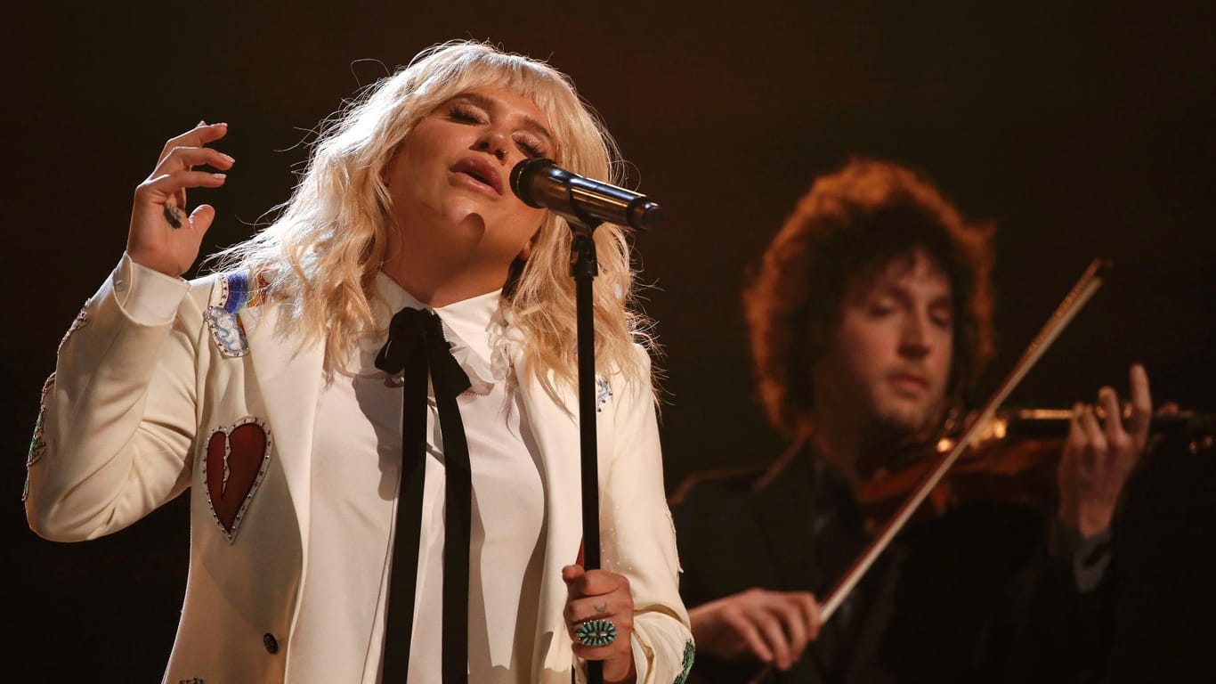 Kesha sang "It Ain't Me Babe" zu Ehren von Bob Dylan, der am 24. Mai 75 Jahre alt wird.