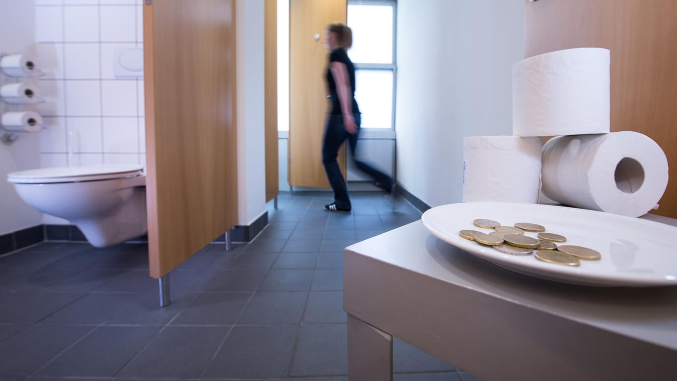 Verletzungen auf der Toilette können ein Dienstunfall sein - zumindest für Beamte.