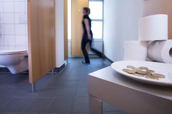 Verletzungen auf der Toilette können ein Dienstunfall sein - zumindest für Beamte.