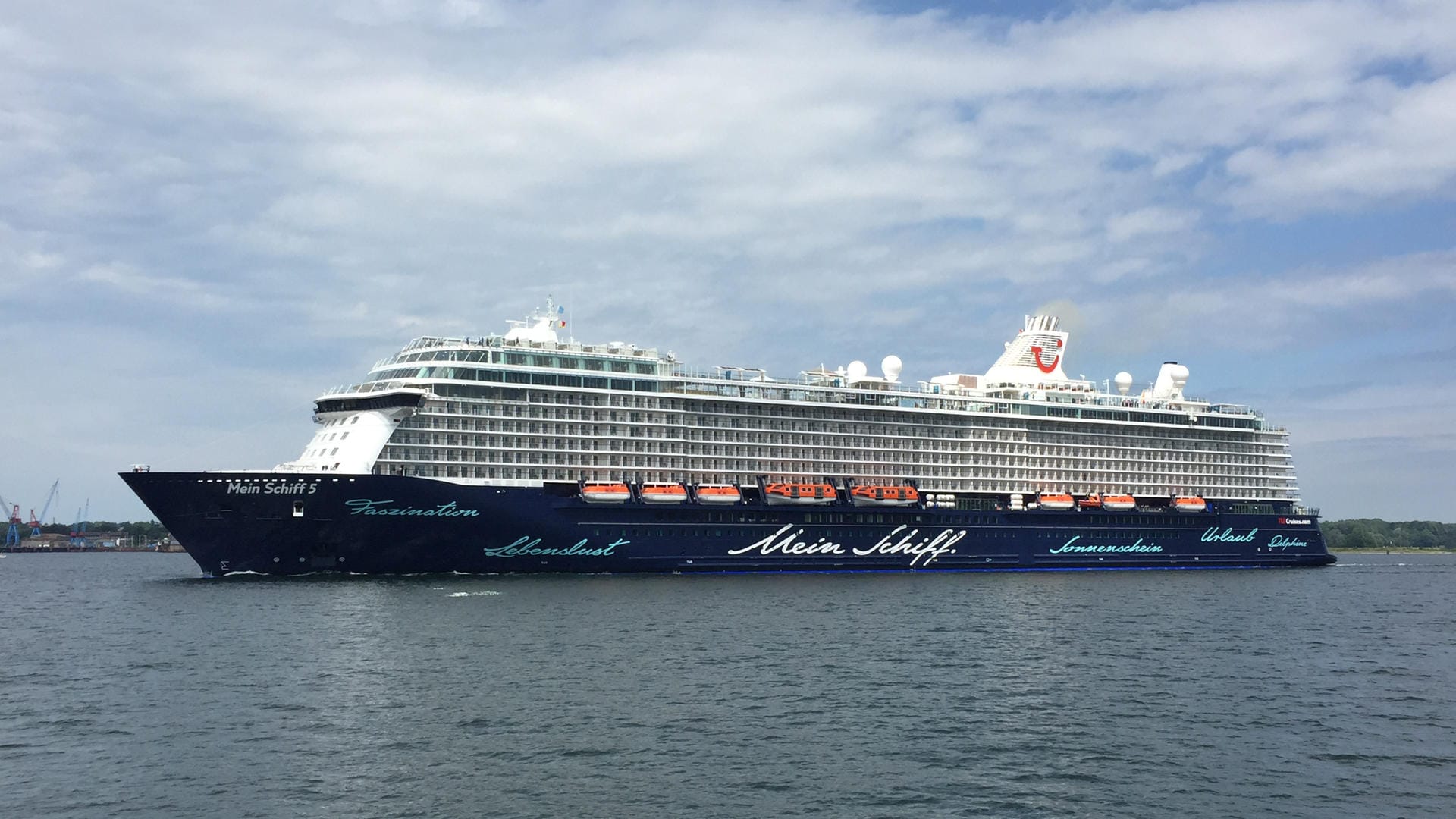 Das neue Kreuzfahrtschiff "Mein Schiff 5" in der Kieler Förde.