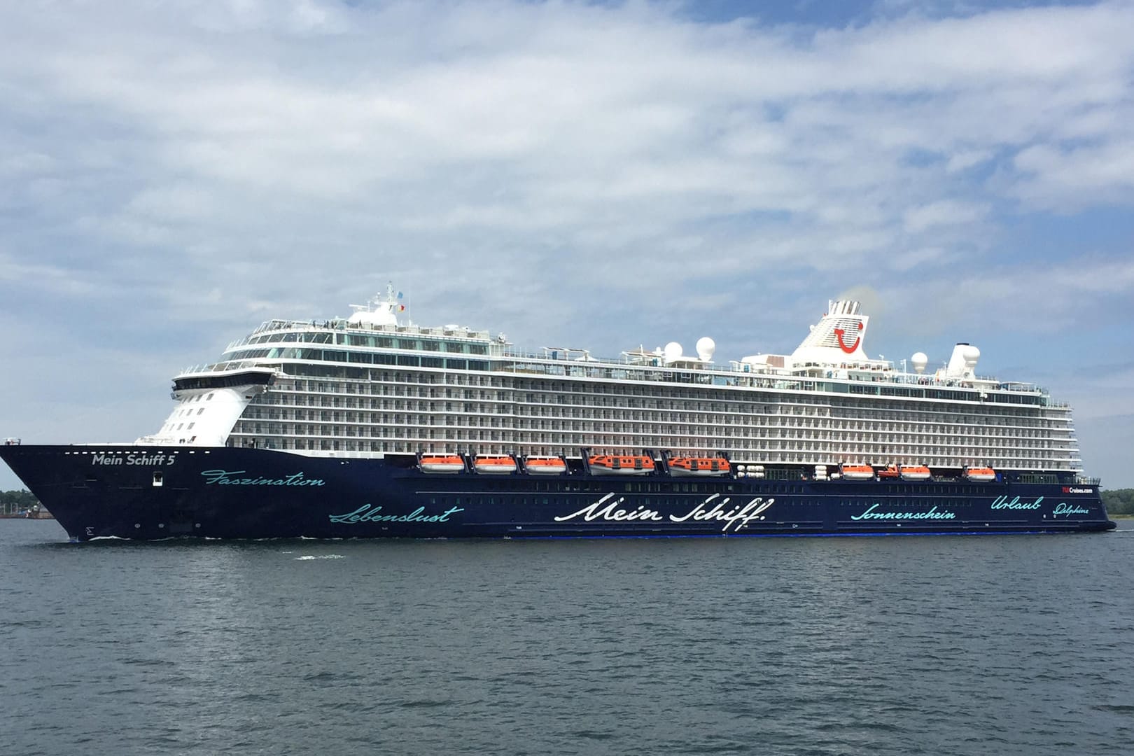 Das neue Kreuzfahrtschiff "Mein Schiff 5" in der Kieler Förde.