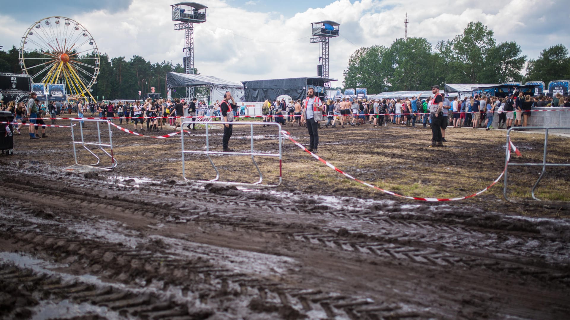 Schlammig ist das Gelände des Hurricane Festivals am Sonntag.