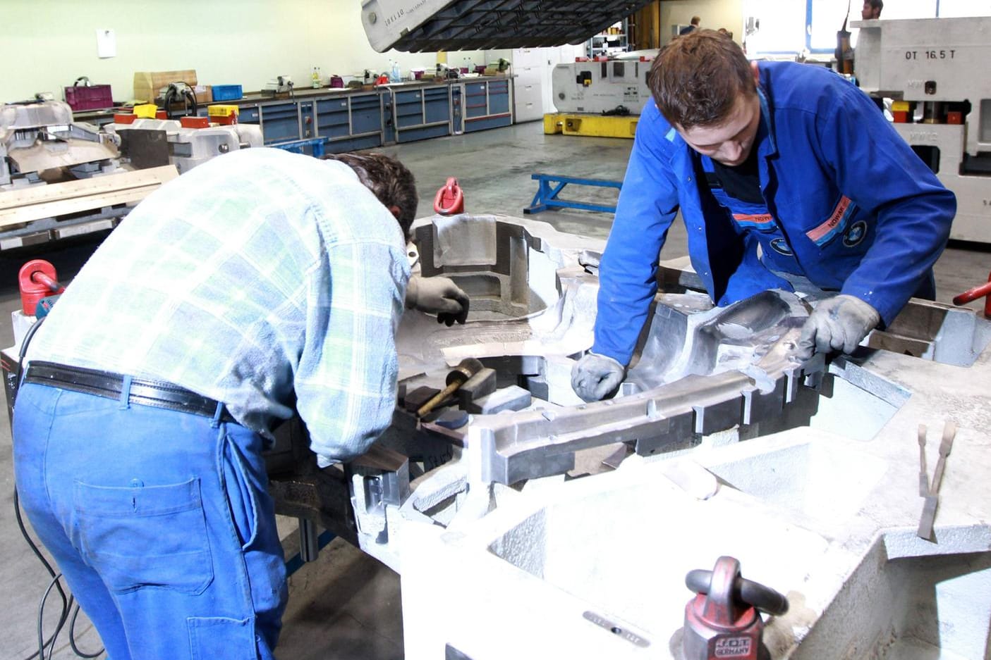 Mitarbeiter im BMW Werkzeugwerk in Eisenach.