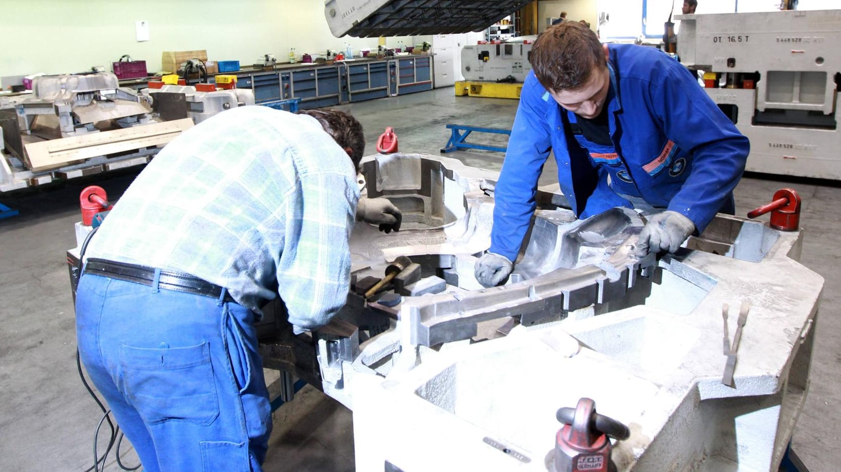 Mitarbeiter im BMW Werkzeugwerk in Eisenach.