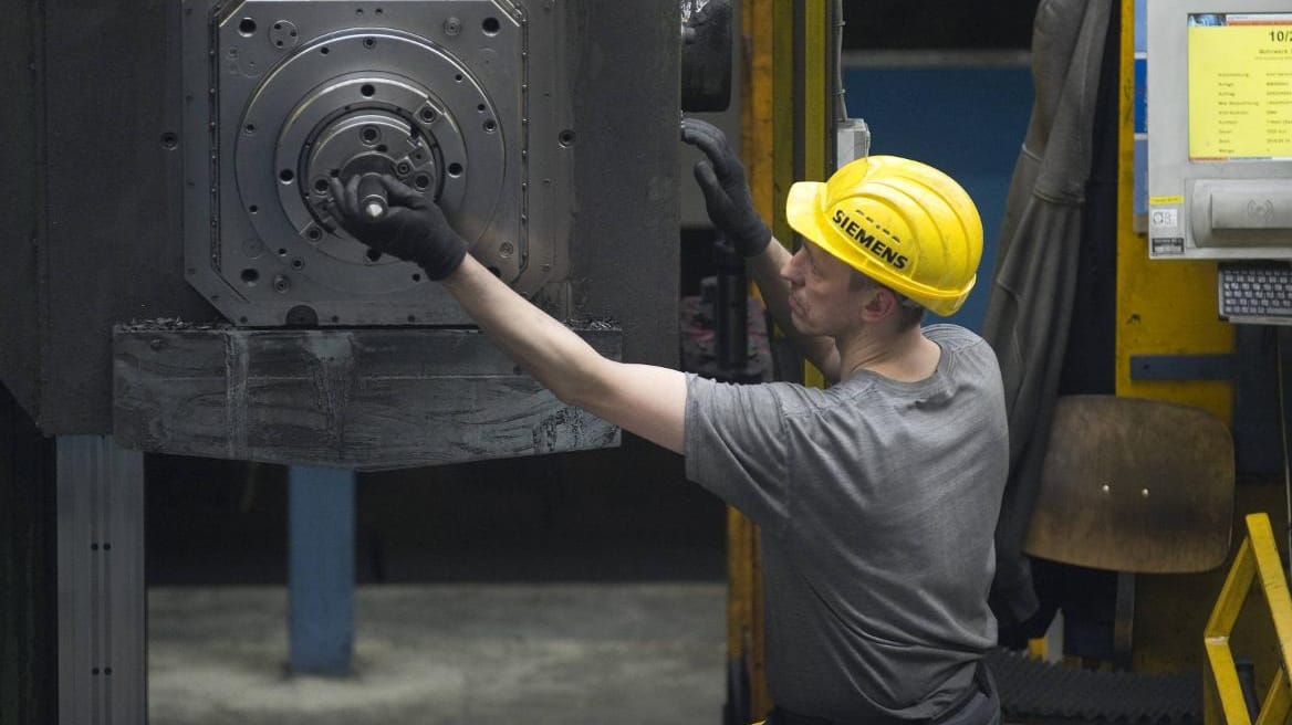 Arbeiter in einem Gasturbinenwerk.