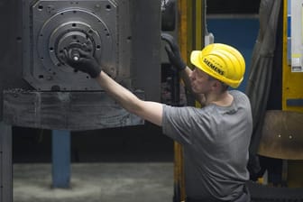 Arbeiter in einem Gasturbinenwerk.