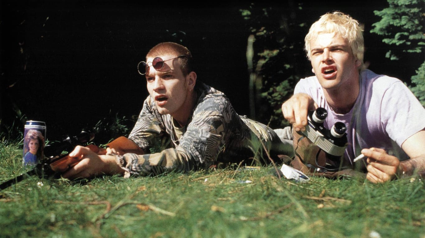 Renton (Ewan McGregor,l) und Sick Boy (Jonny Lee Miller) ärgern im Park ein paar Nazis.