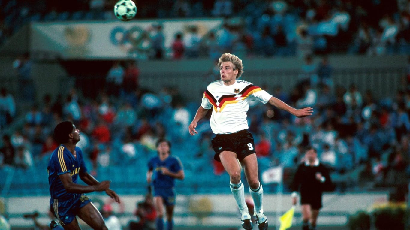 Jürgen Klinsmann steigt gegen Brasilien zum Kopfball in die Luft.