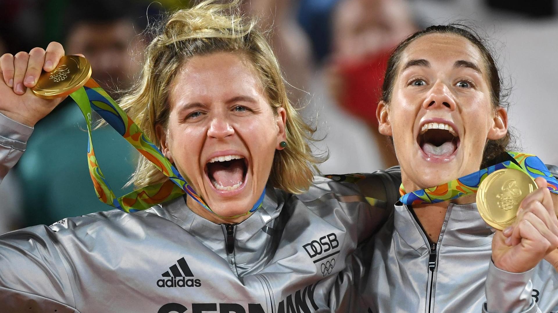 Laura Ludwig (l.) und Kira Walkenhorst (r.) freuen sich über Olympiagold: Kira Walkenhorst will jetzt endgültig ihre Karriere beenden.