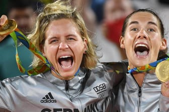 Laura Ludwig (l.) und Kira Walkenhorst (r.) freuen sich über Olympiagold: Kira Walkenhorst will jetzt endgültig ihre Karriere beenden.