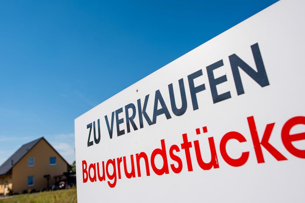 Ein Schild mit der Aufschrift "Zu verkaufen - Baugrundstücke" steht auf einem Grundstück im brandenburgischen Petersdorf.