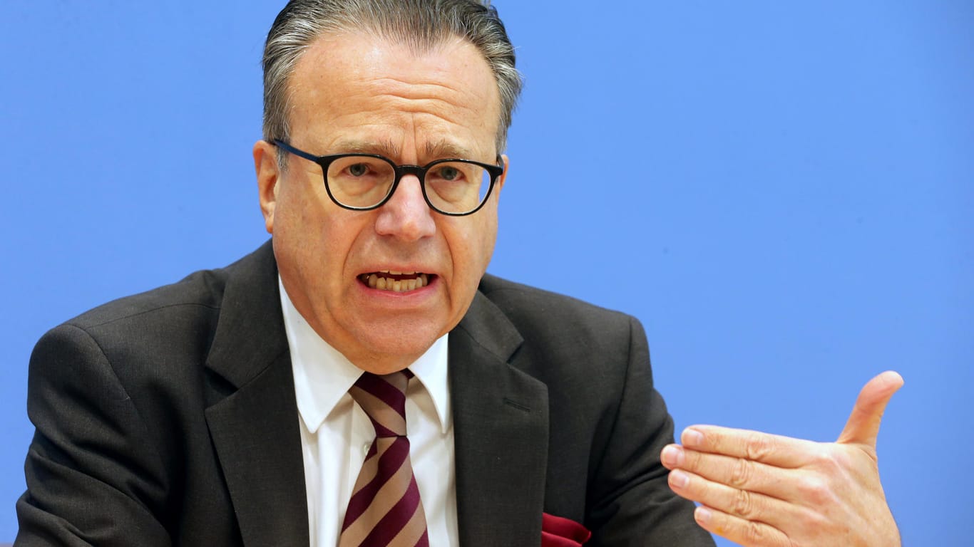Frank-Jürgen Weise: Der Präsident des Bundesamtes für Migration und Flüchtlinge will Arbeitgeber bei der Bezahlung von Migranten entlasten.