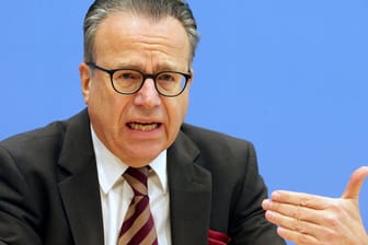 Frank-Jürgen Weise: Der Präsident des Bundesamtes für Migration und Flüchtlinge will Arbeitgeber bei der Bezahlung von Migranten entlasten.