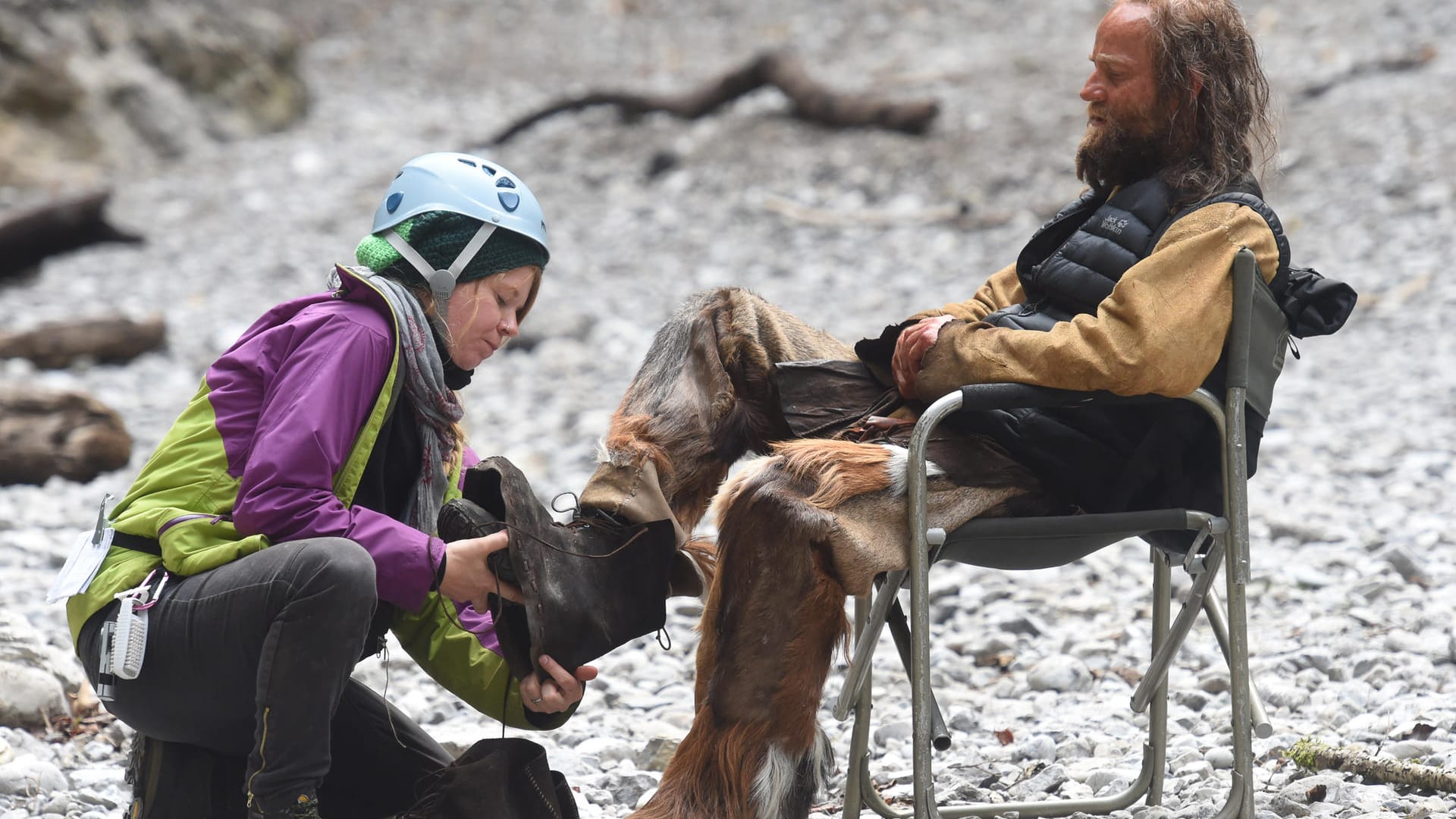 Dem Ötzi-Darsteller wird das steinzeitliche Schuhwerk angepasst.