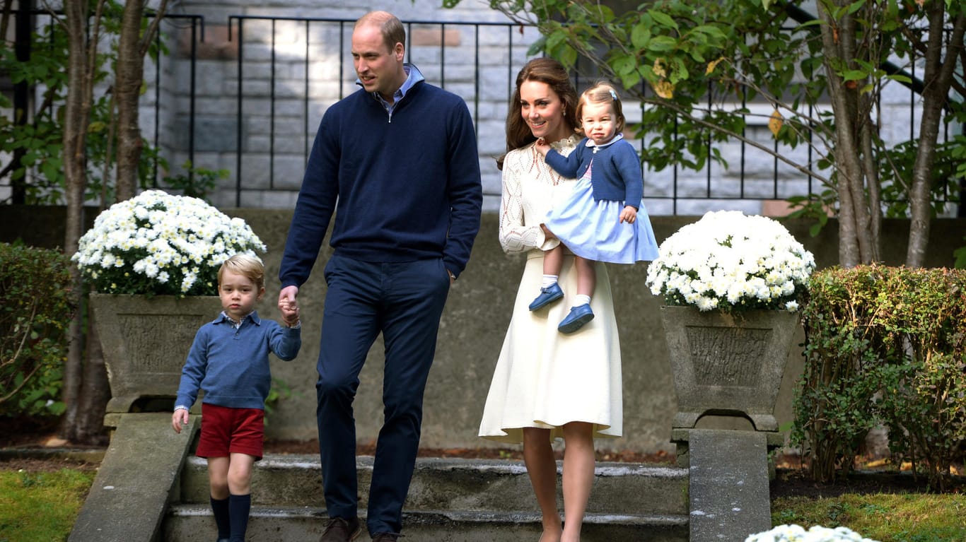 Die Royals betreten zu viert das Kinderfest. George und Charlotte wirken noch ein wenig unschlüssig, was sie dort erwartet.