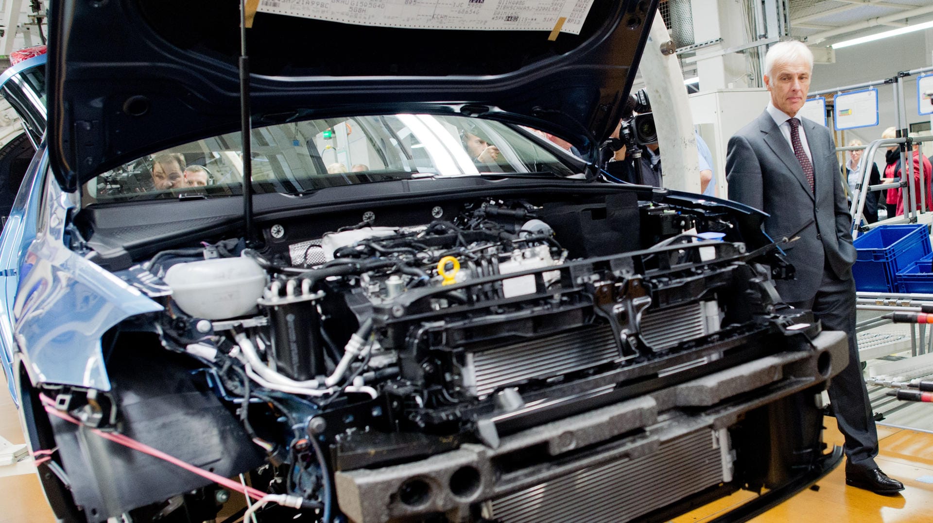 Volkswagen-Chef Matthias Müller in der Golf-Produktion in Wolfsburg. Er verdient im Vergleich zu seinen Mitarbeitern am meisten.