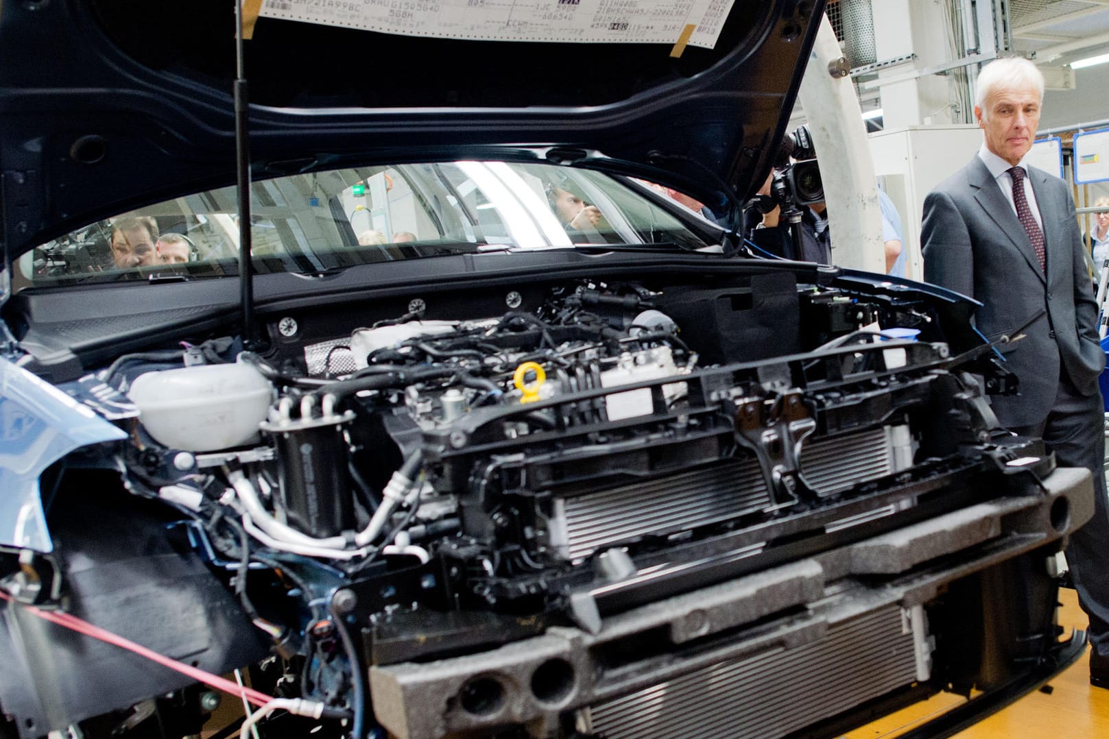 Volkswagen-Chef Matthias Müller in der Golf-Produktion in Wolfsburg. Er verdient im Vergleich zu seinen Mitarbeitern am meisten.