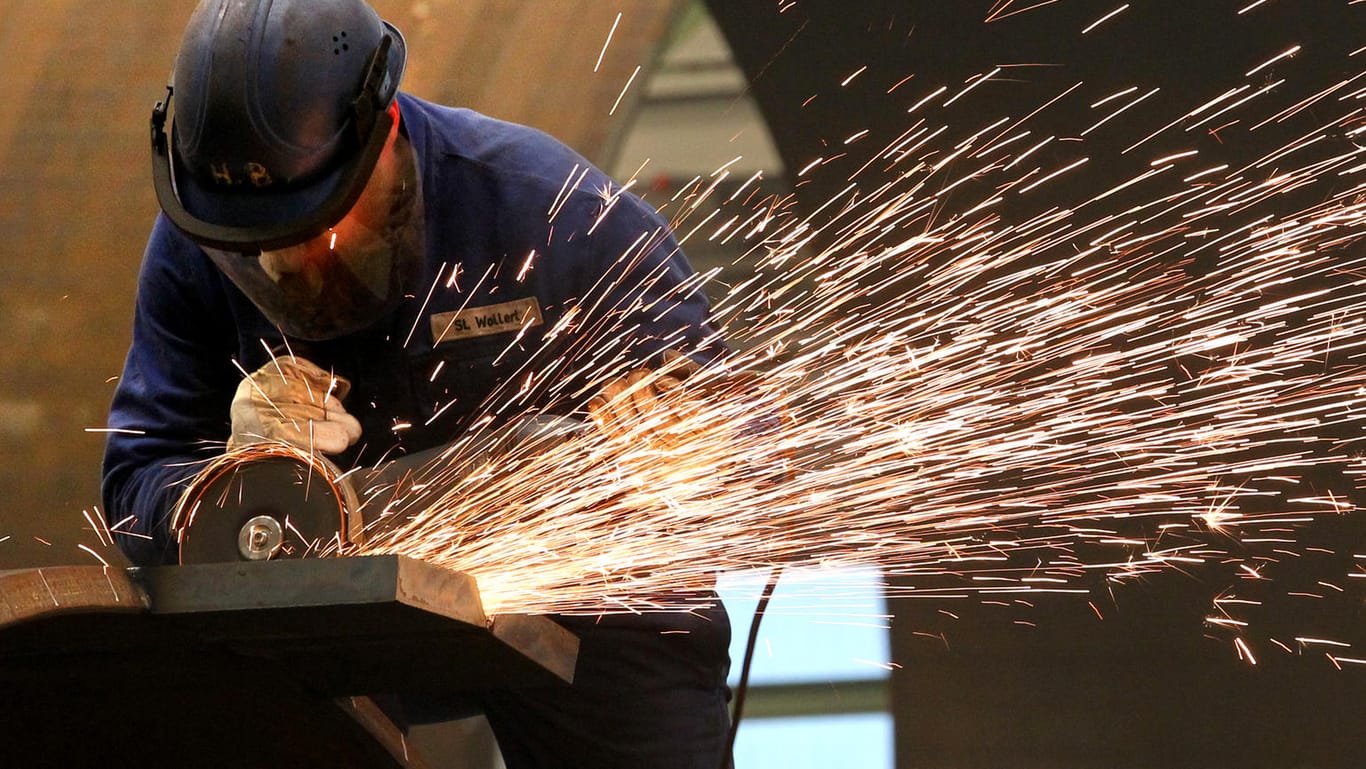 Viele Tätigkeiten in der metallverarbeitenden Industrie könnten bereits heute weitgehend von Maschinen erledigt werden.