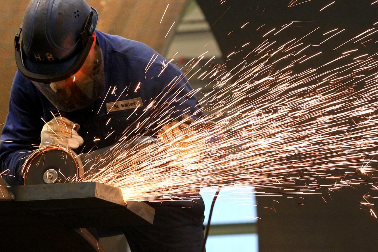 Viele Tätigkeiten in der metallverarbeitenden Industrie könnten bereits heute weitgehend von Maschinen erledigt werden.