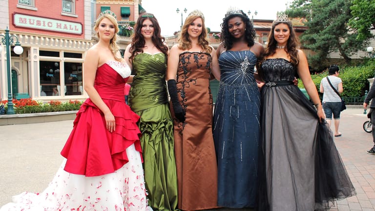 Die fünf Finalistinnen bei "Curvy Supermodel" (l-r): Polina, Fabienne, Michaela, Aurelie und Céline.