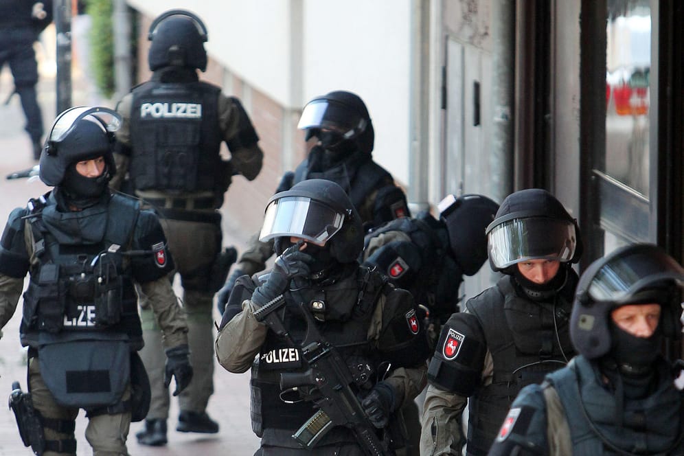 Spezialeinheiten der Polizei bei einer Razzia.