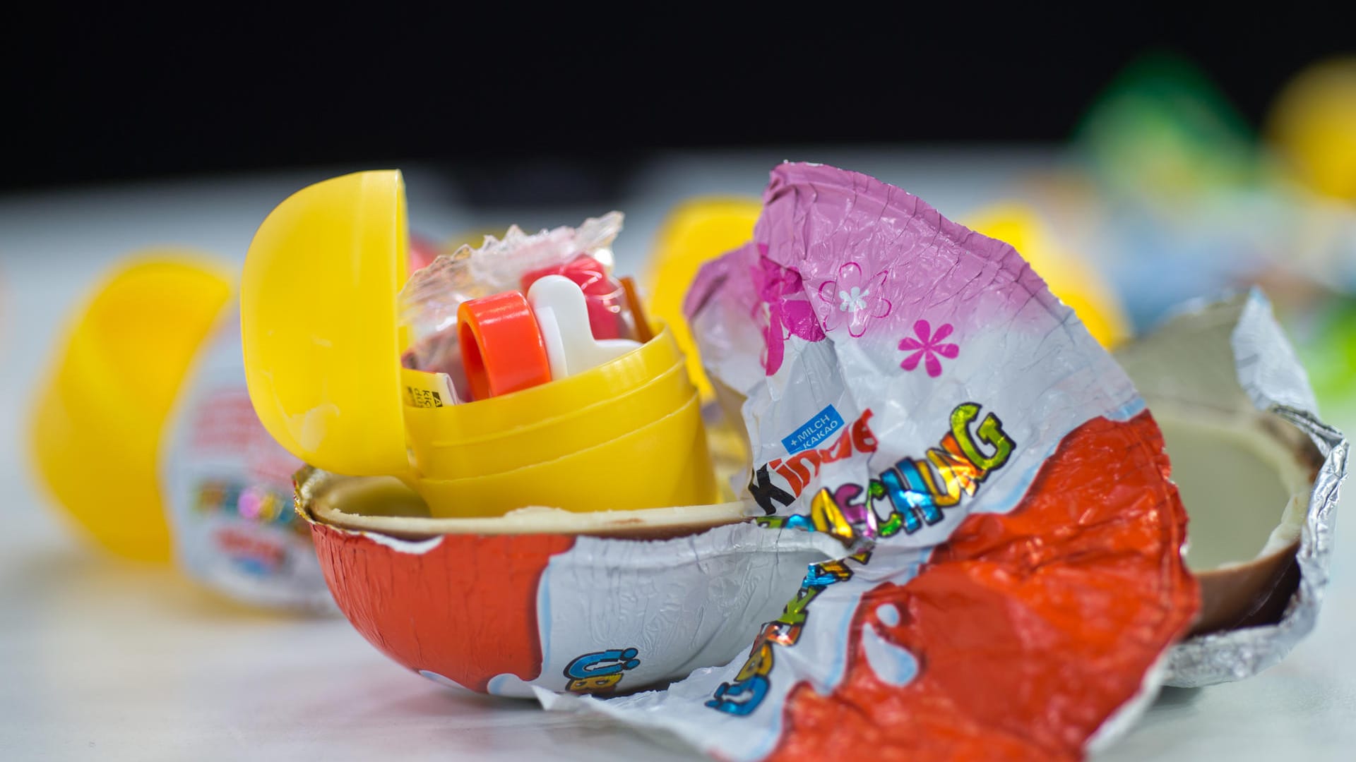 Das Spielzeug in den Kinder-Überraschungseiern von Ferrero wird möglicherweise von Minderjährigen abgepackt.