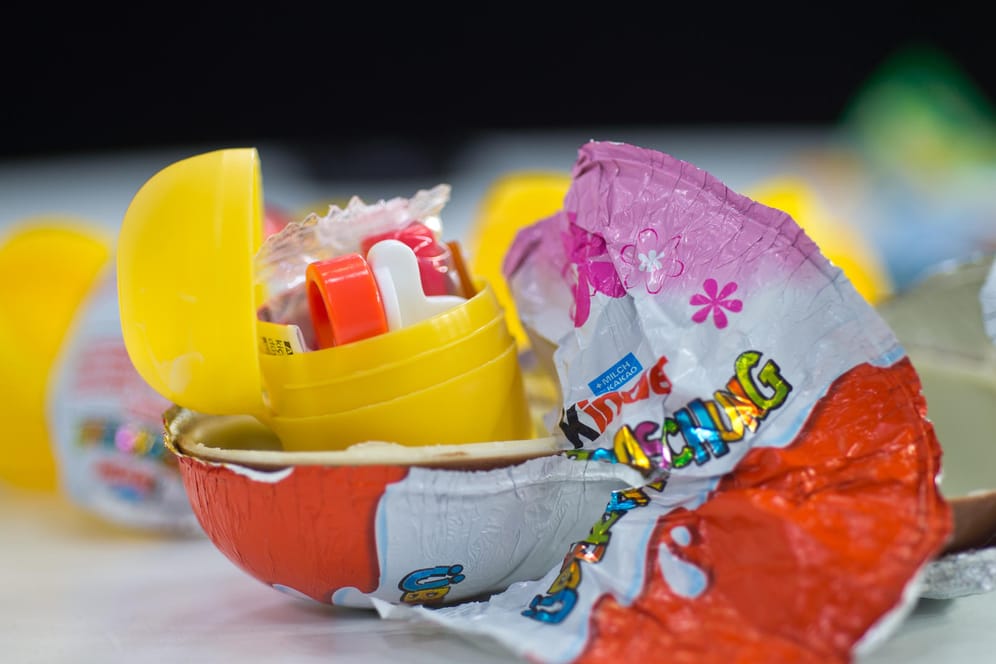 Das Spielzeug in den Kinder-Überraschungseiern von Ferrero wird möglicherweise von Minderjährigen abgepackt.